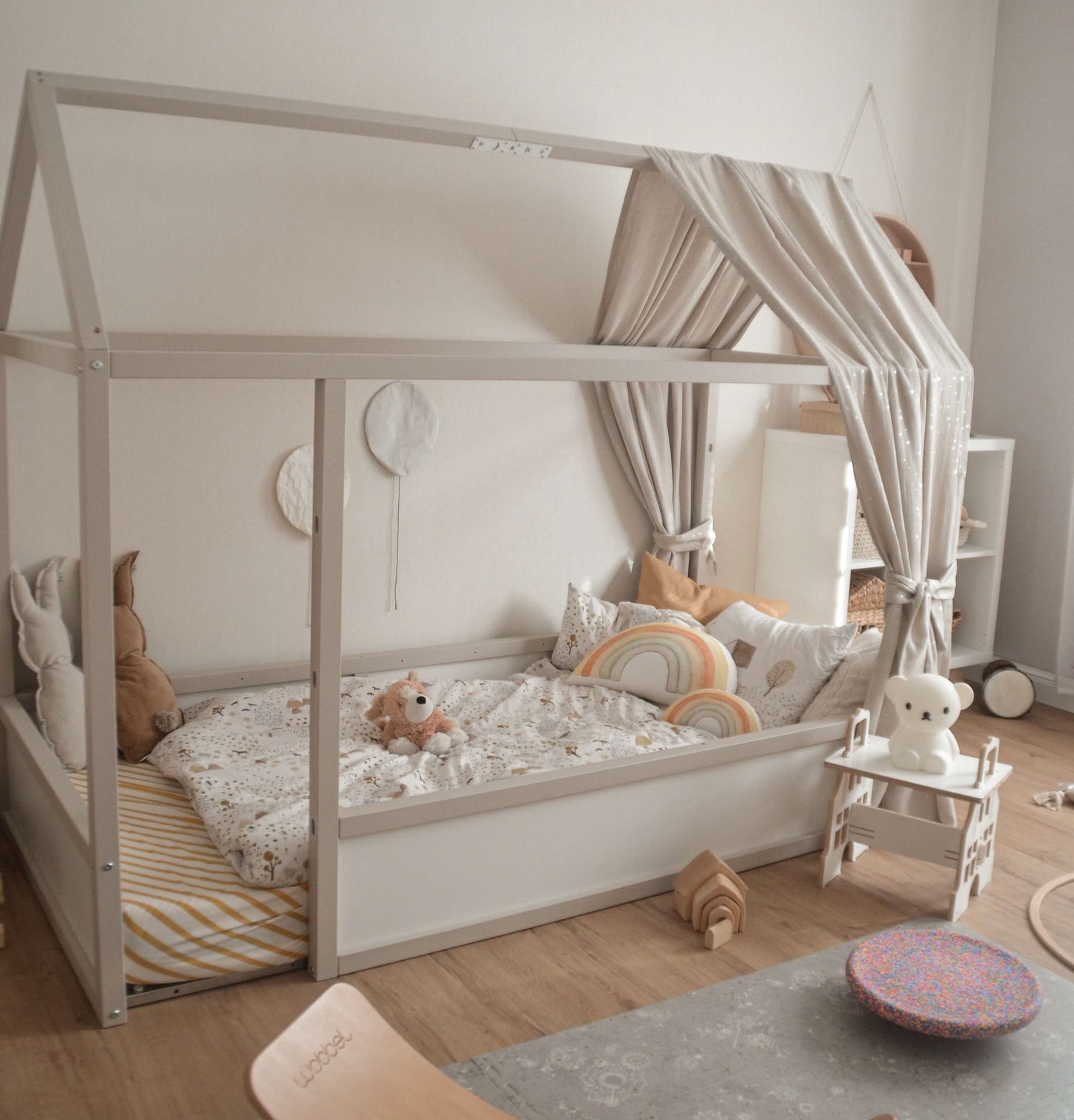 Ikea Hausbett mit Ikea Kura Baldachin aus Musselin-Stoff in Taupe