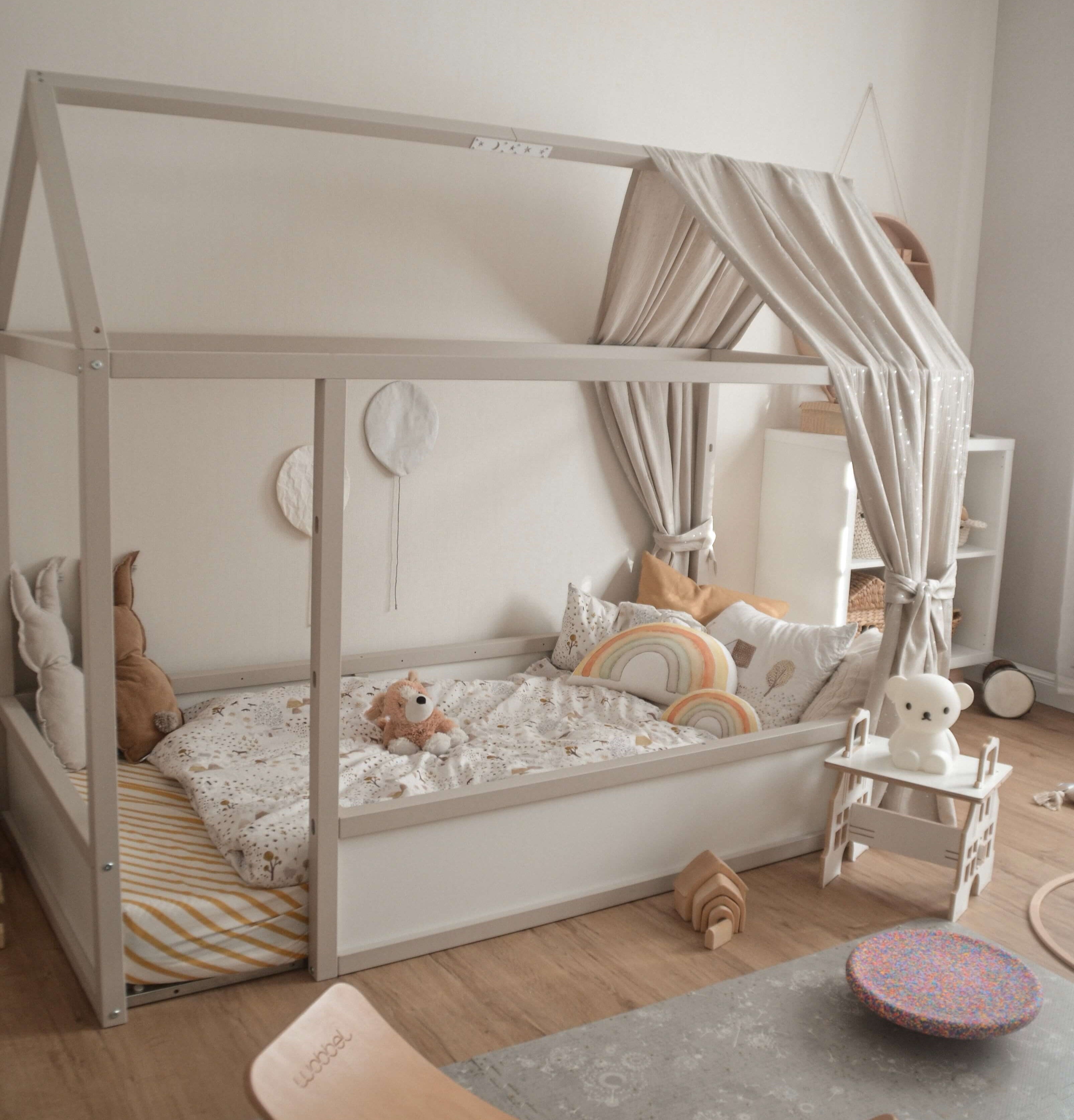 Ikea Hausbett mit Ikea Kura Baldachin aus Musselin-Stoff in Taupe