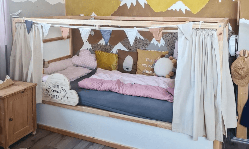 Ikea Kura Bett mit Ikea Kura Vorhang in ecru