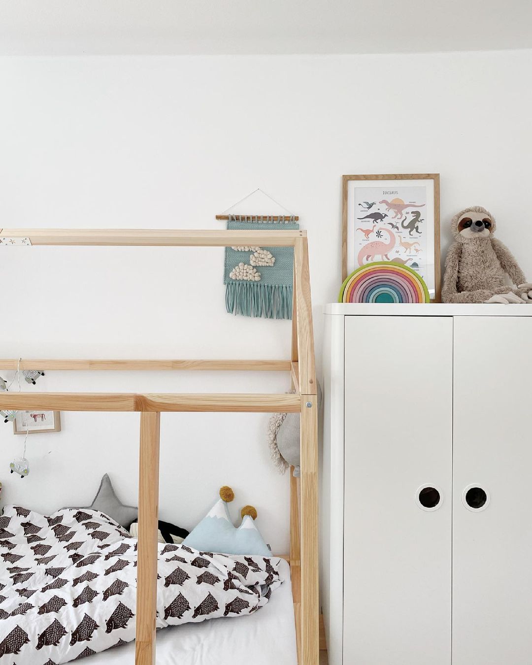 Kura Kinderbett von Ikea mit spitzem Dachgestell aus massivem Kieferenholz