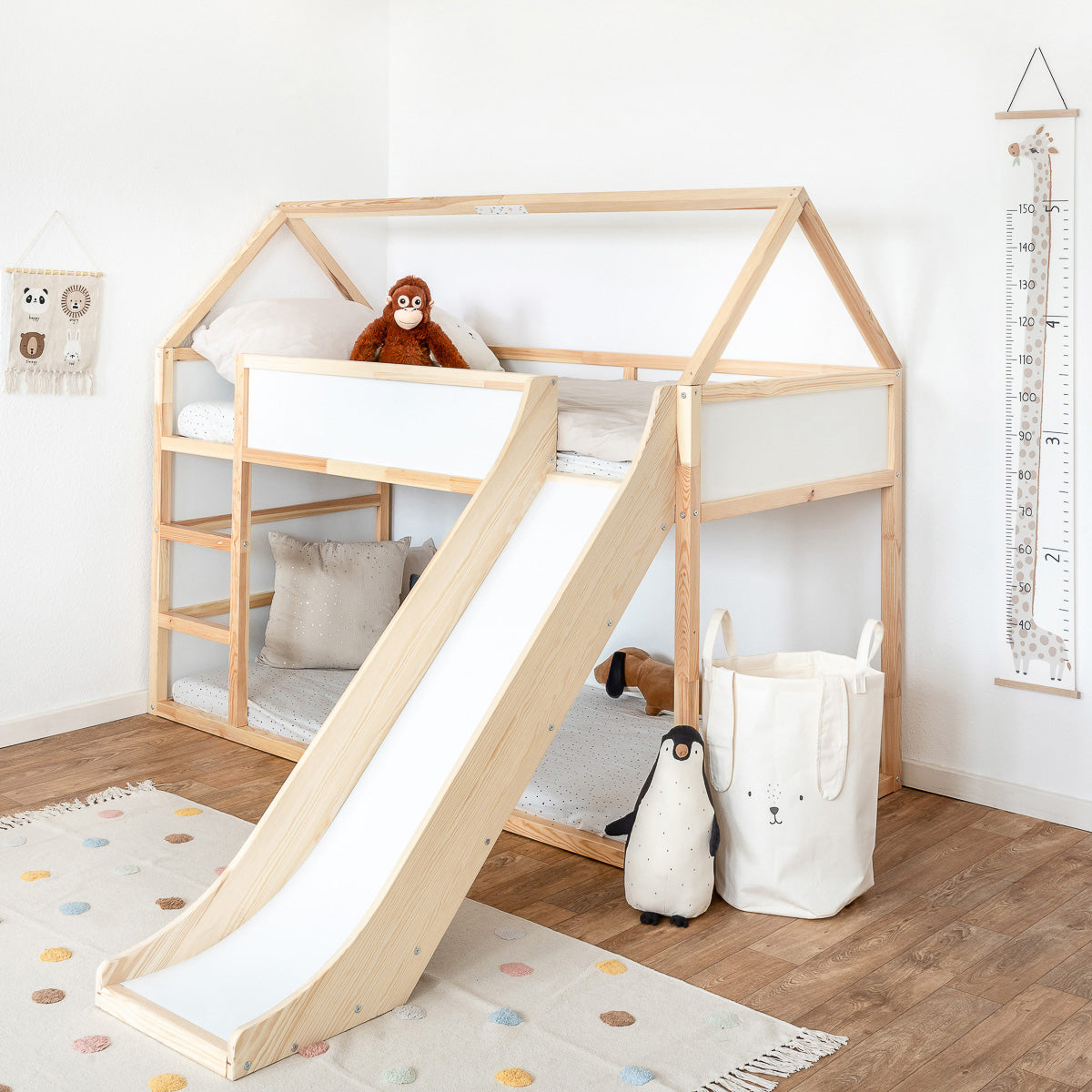 Ikea Kura Kinderbett von Ikea mit passender Rutsche und Dachgestell im Kinderzimmer.