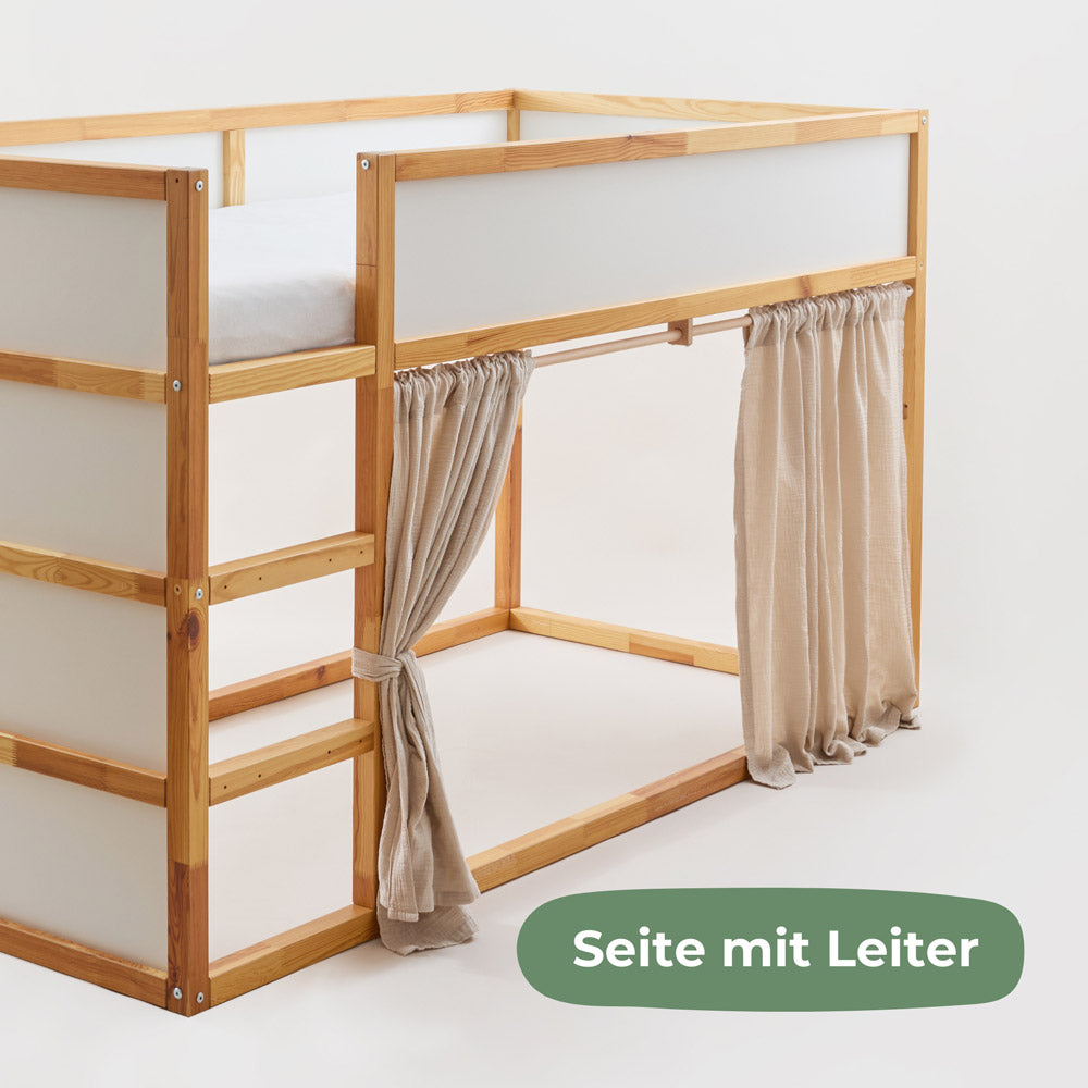 Kura Bett mit Kura Vorhangstange und passenden Vorhängen aus beigem Musselin.