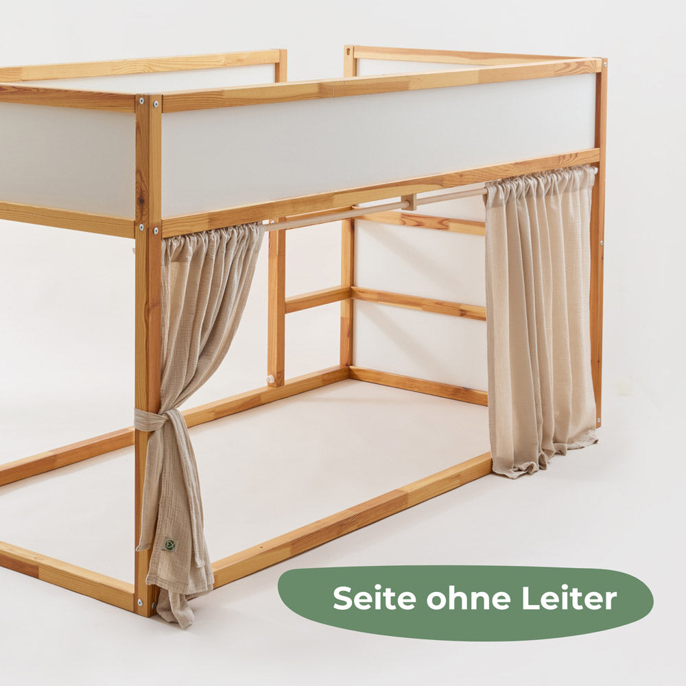 Kura Bett mit 2 Vorhängen aus beigem Musselin und passender Vorhangstange.