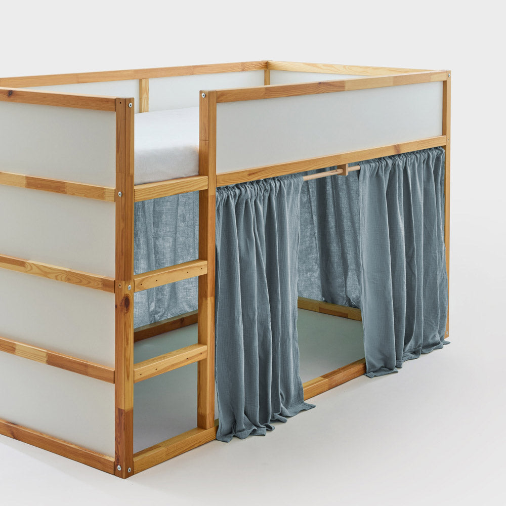 Kura Vorhänge aus blauem Musselin an passender Vorhangstange.