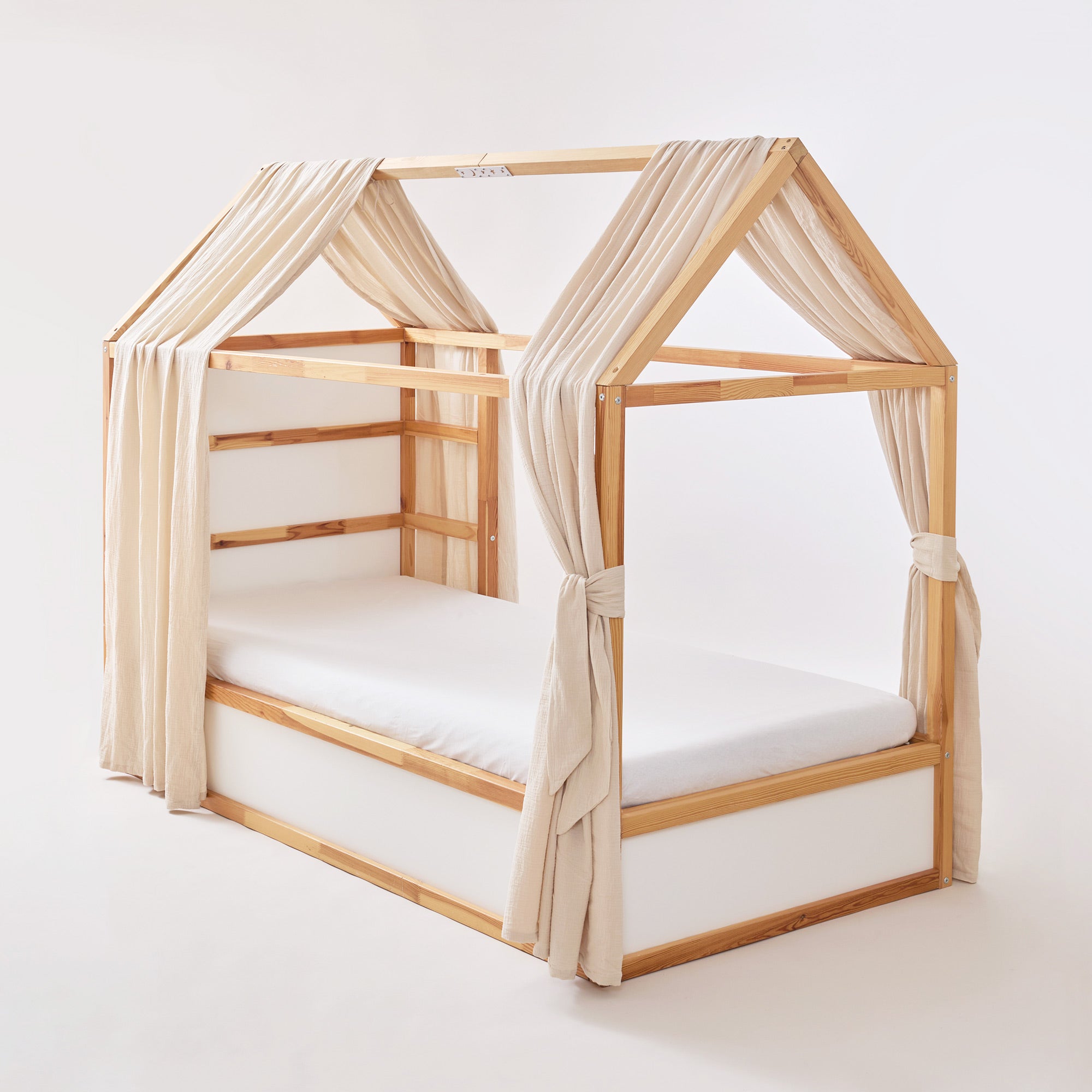 Zwei Kura Baldachine am Kura Hausbett von IKEA aus Musselin in Beige.