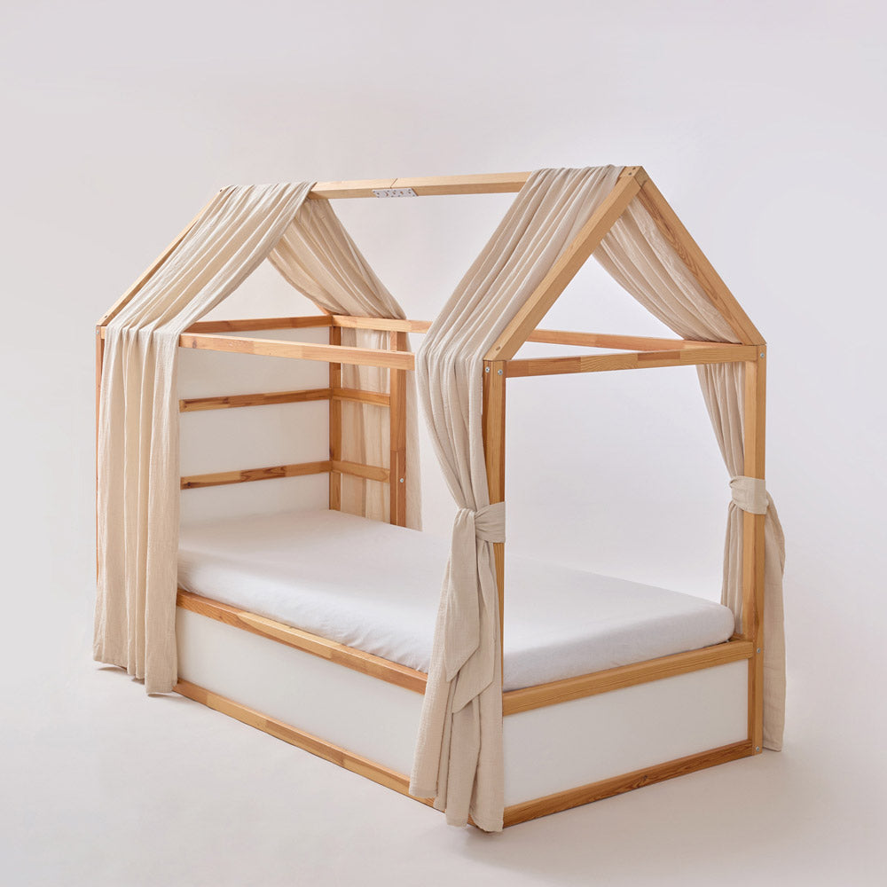 Zwei Kura Baldachine am Kura Hausbett von IKEA aus Musselin in Beige.