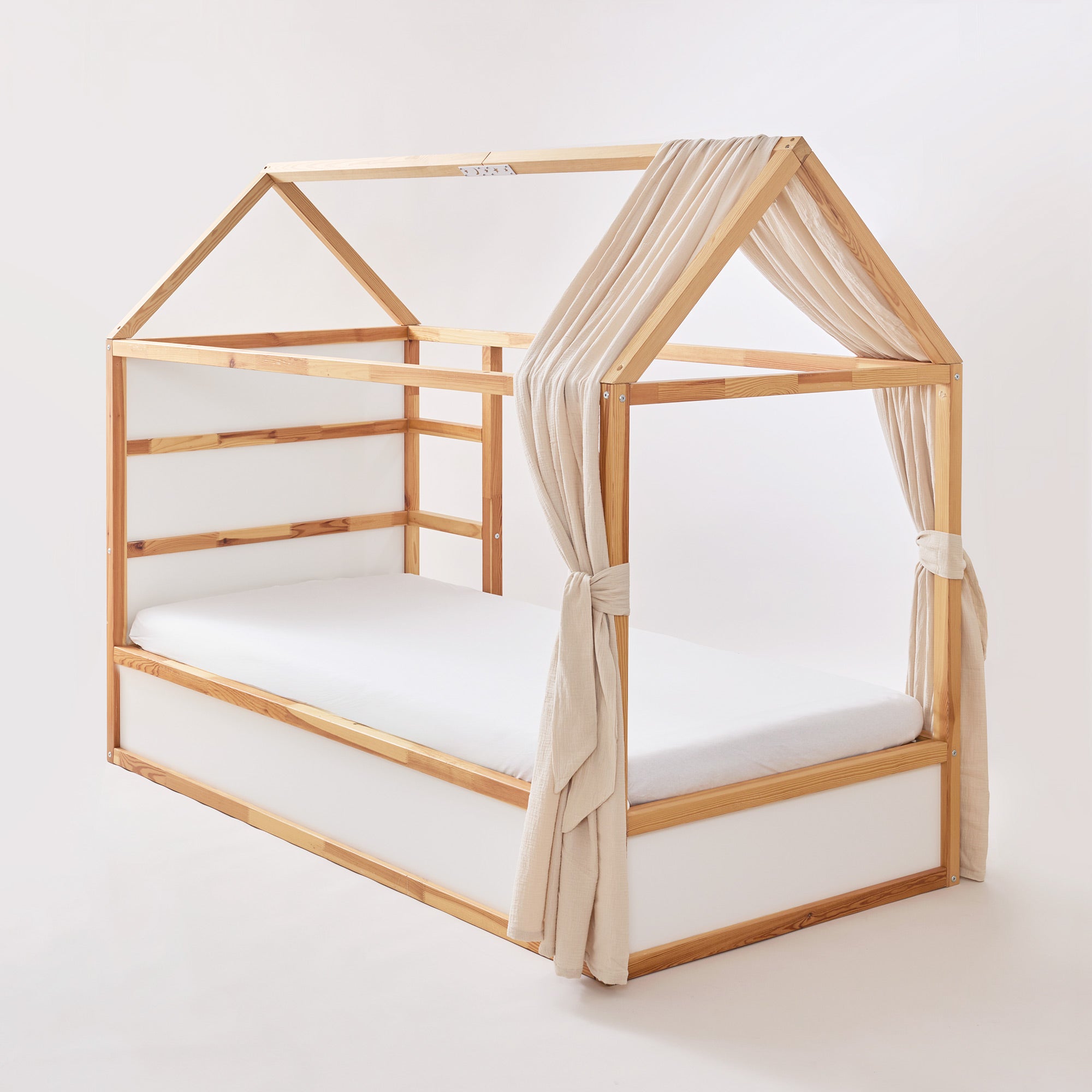 Kura Baldachin am Kura Hausbett von IKEA aus Musselin in Beige.