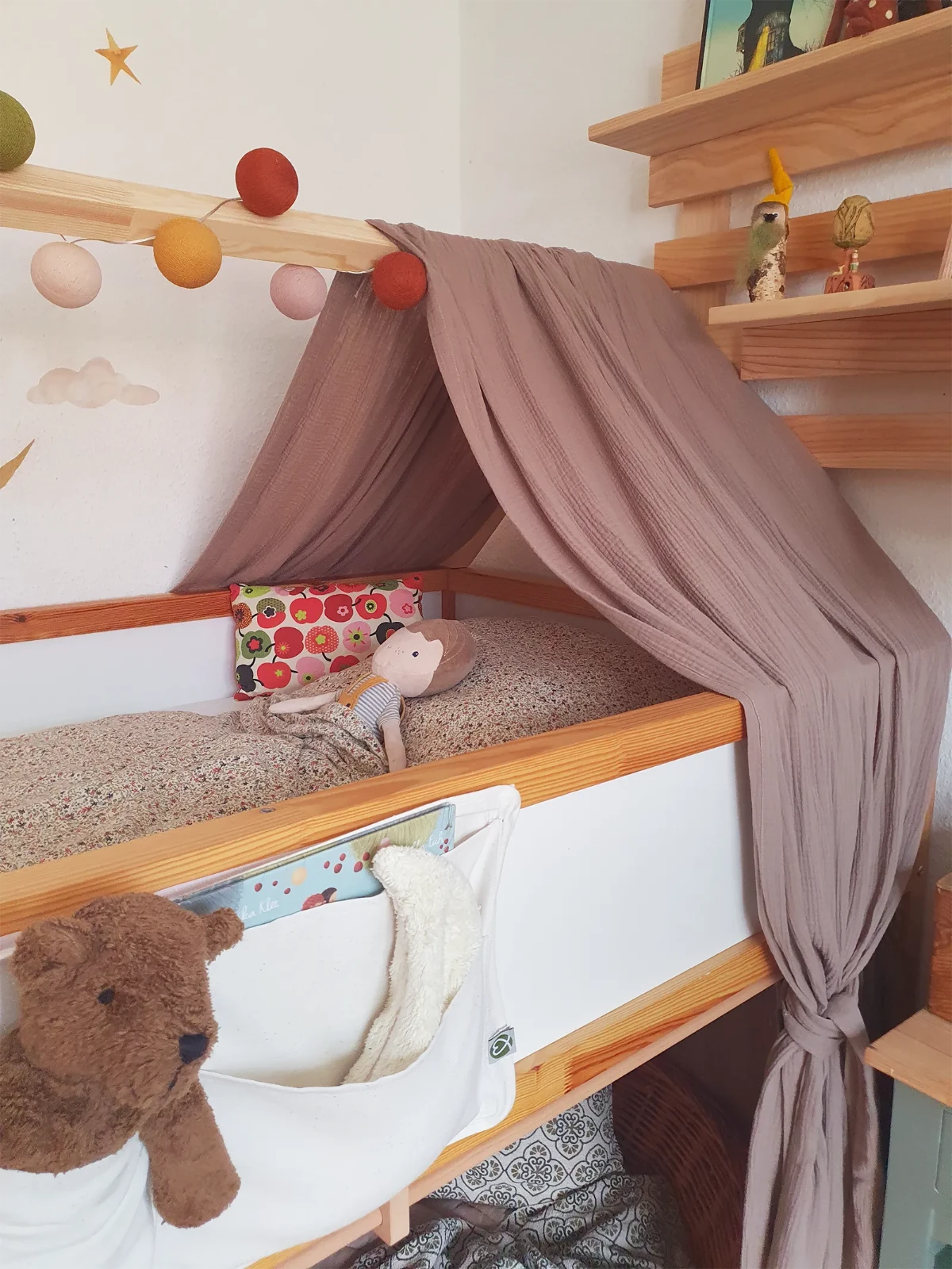 IKEA Kura Bett mit Dachstuhl und Baldachin aus Musselin in Taupe.