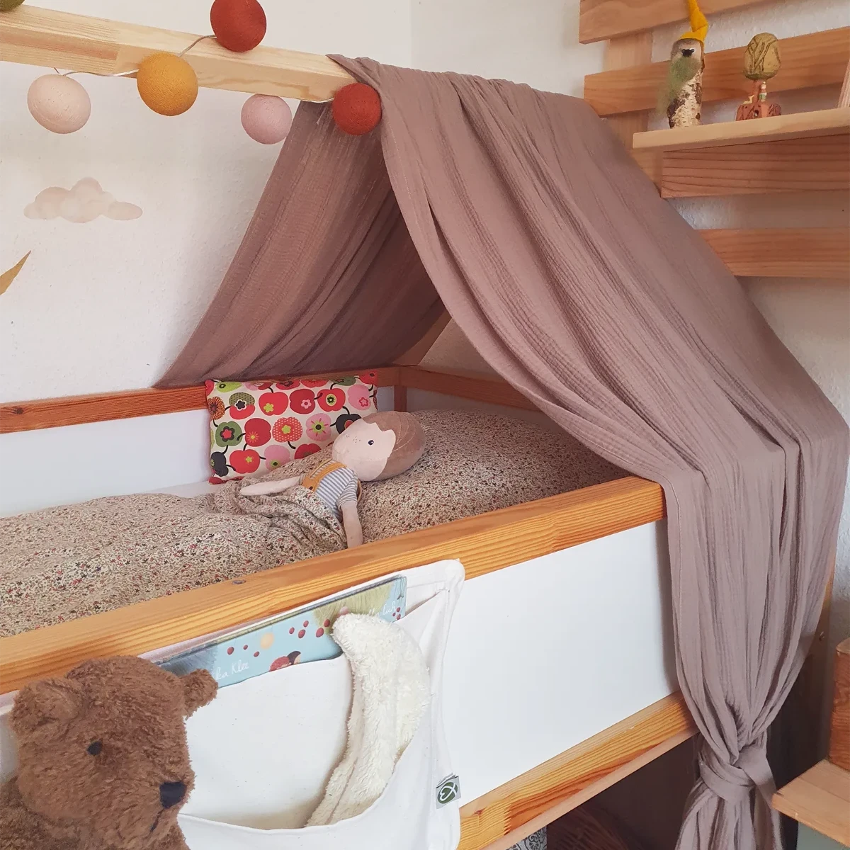 IKEA Kura Bett Baldachin aus Musselin auf einem Kura Dach.