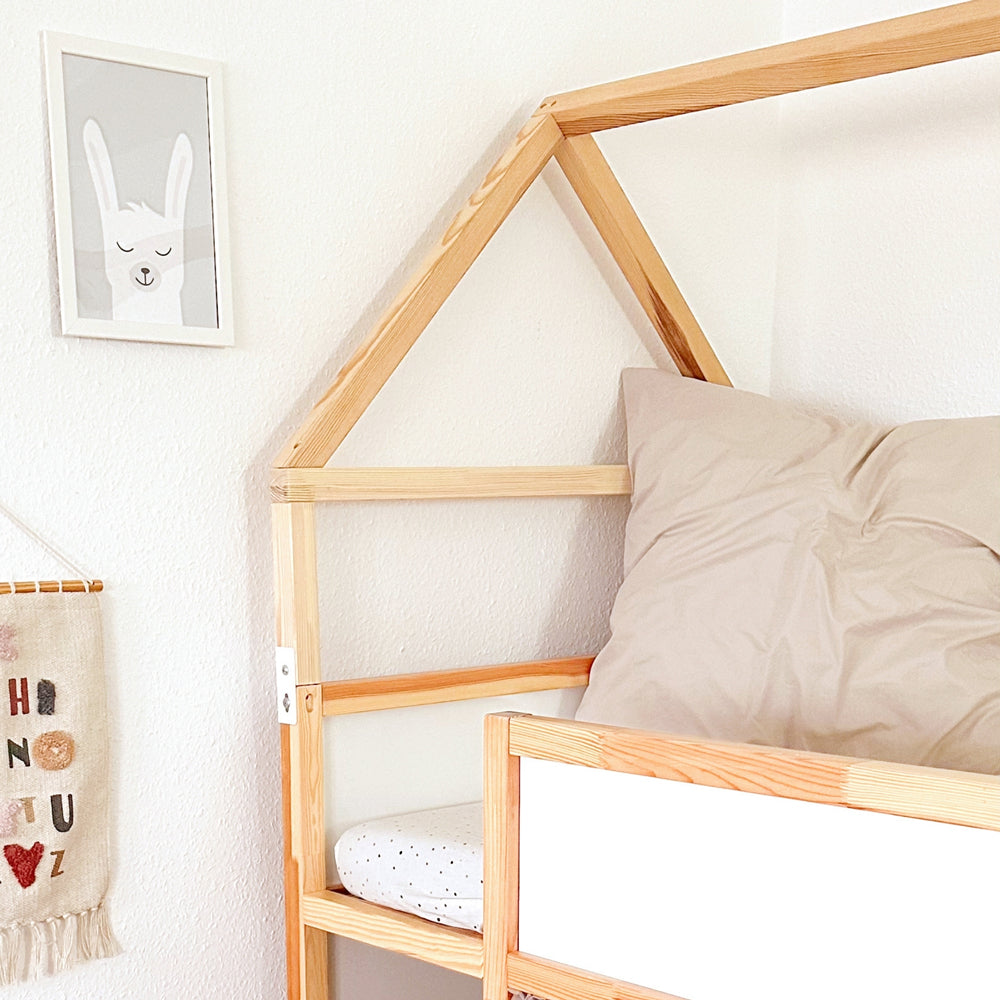 IEA Kura Bett als Hochbett mit Dach und Erhöhung.