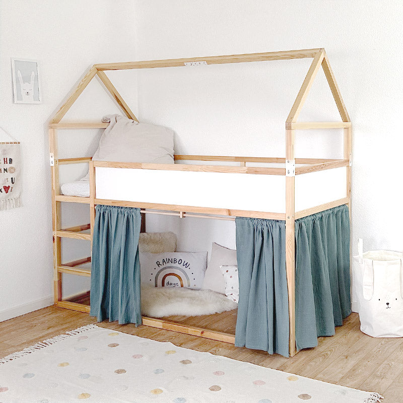 IKEA Kura Kinderbett mit Dach und Vorhängen in Grün.