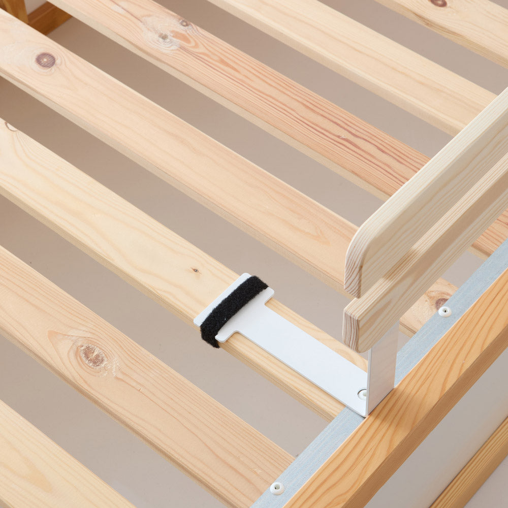 Detailansicht der Befestigung des Rausfallschutzes am Lattenrost des IKEA KURA Kinderbetts