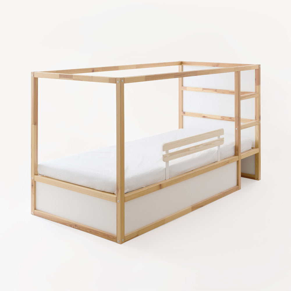 IKEA KURA Kinderbett aus hellem Holz mit weißer Matratze, montiertem Rausfallschutz an der Seite und Leiter am Kopfende