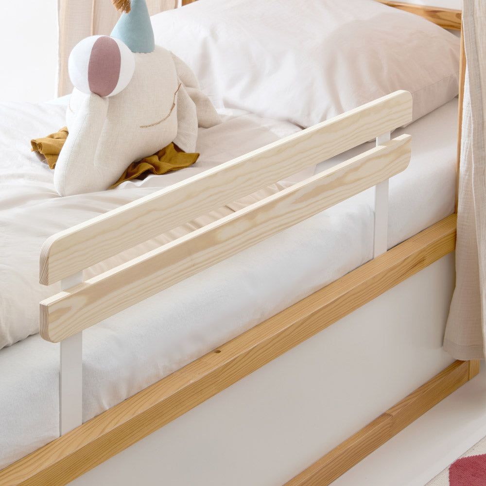 IKEA KURA Kinderbett aus Kiefernholz mit weißer Matratze und montiertem Rausfallschutz.