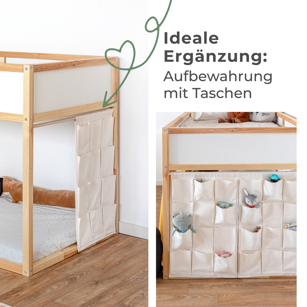 Kura Bett mit Vorhangstange und daran angebrachter Aufbewahrungstasche.