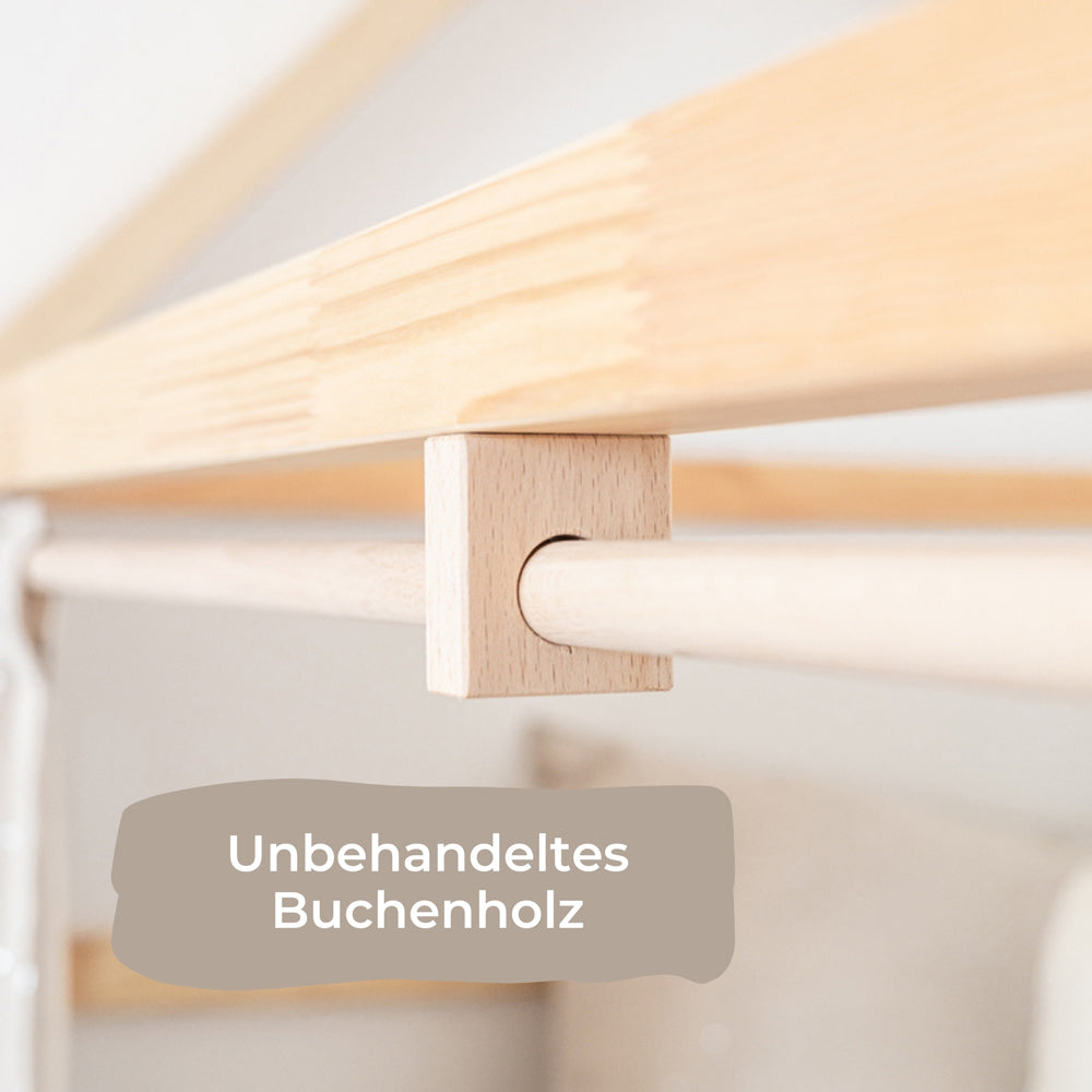 Nahaufnahme der Kura Vorhangstange aus unbehandeltem Buchenholz.