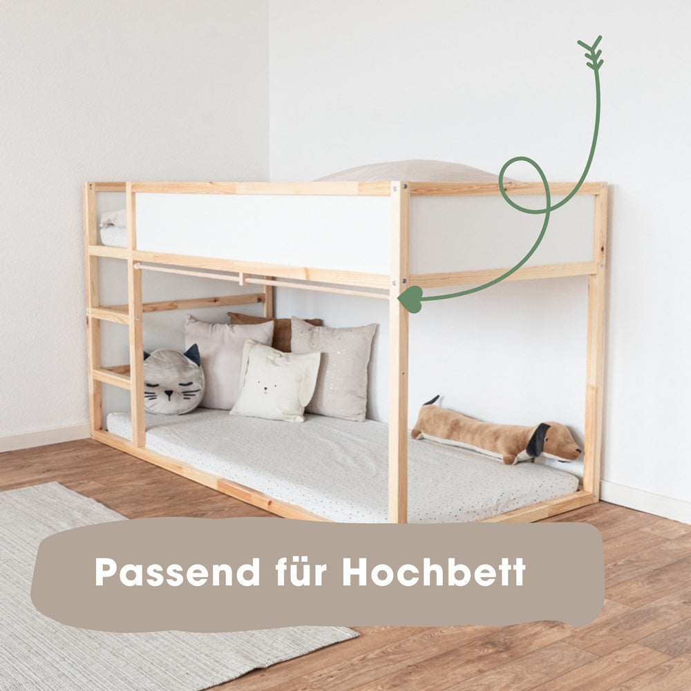 Kura Bett als Hochbett mit Vorhangstange an der Leiterseite.