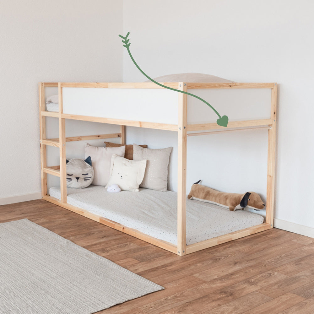 Kura Bett als Hochbett mit Vorhangstange an der Stirnseite.