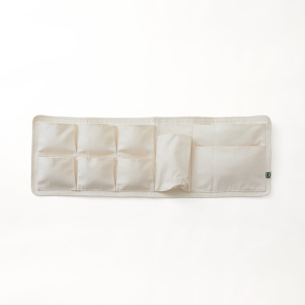 Kura Betttasche aus Baumwollstoff mit 9 Fächern.