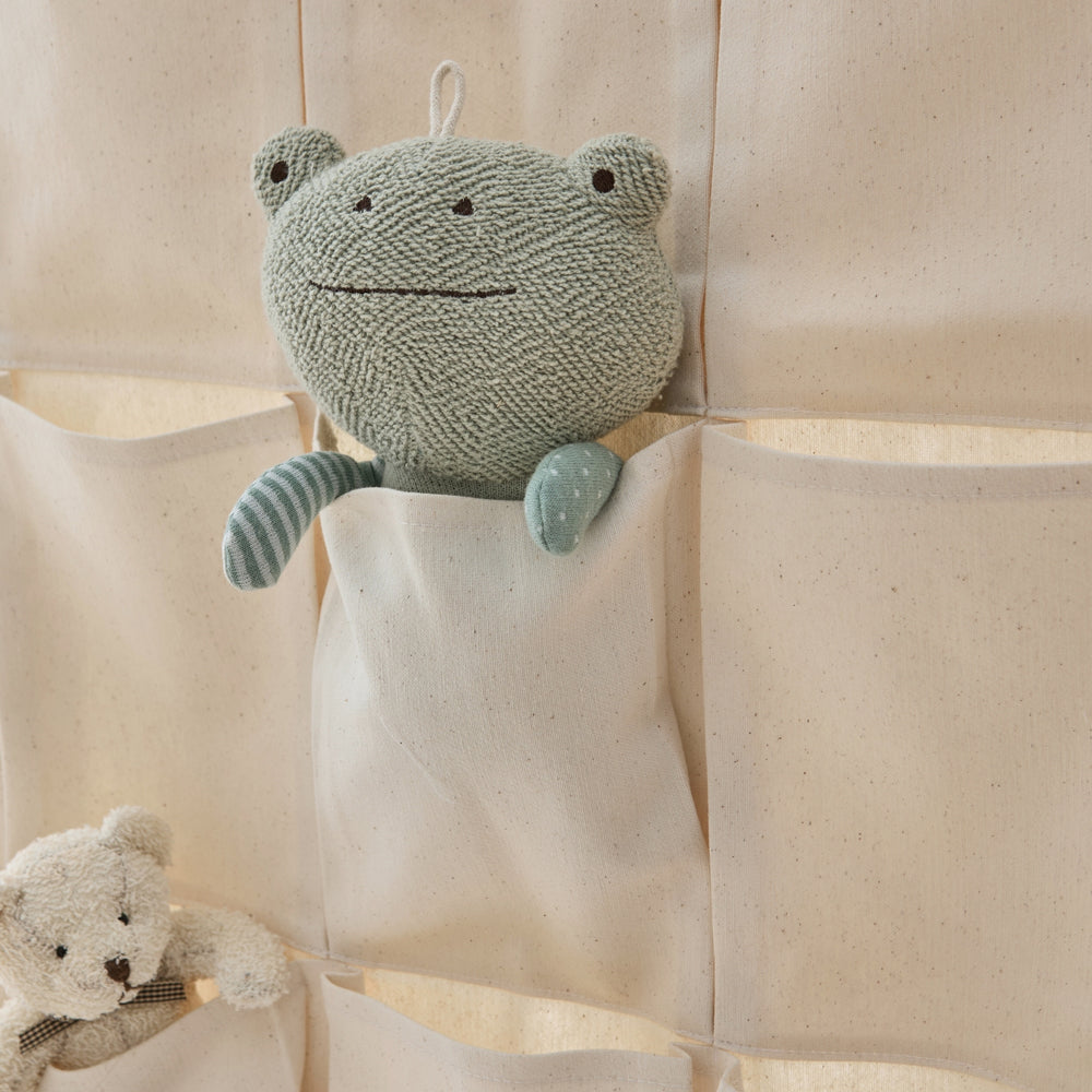 Detailaufnahme von textiler Kura Aufbewahrung mit einem Kuscheltier.