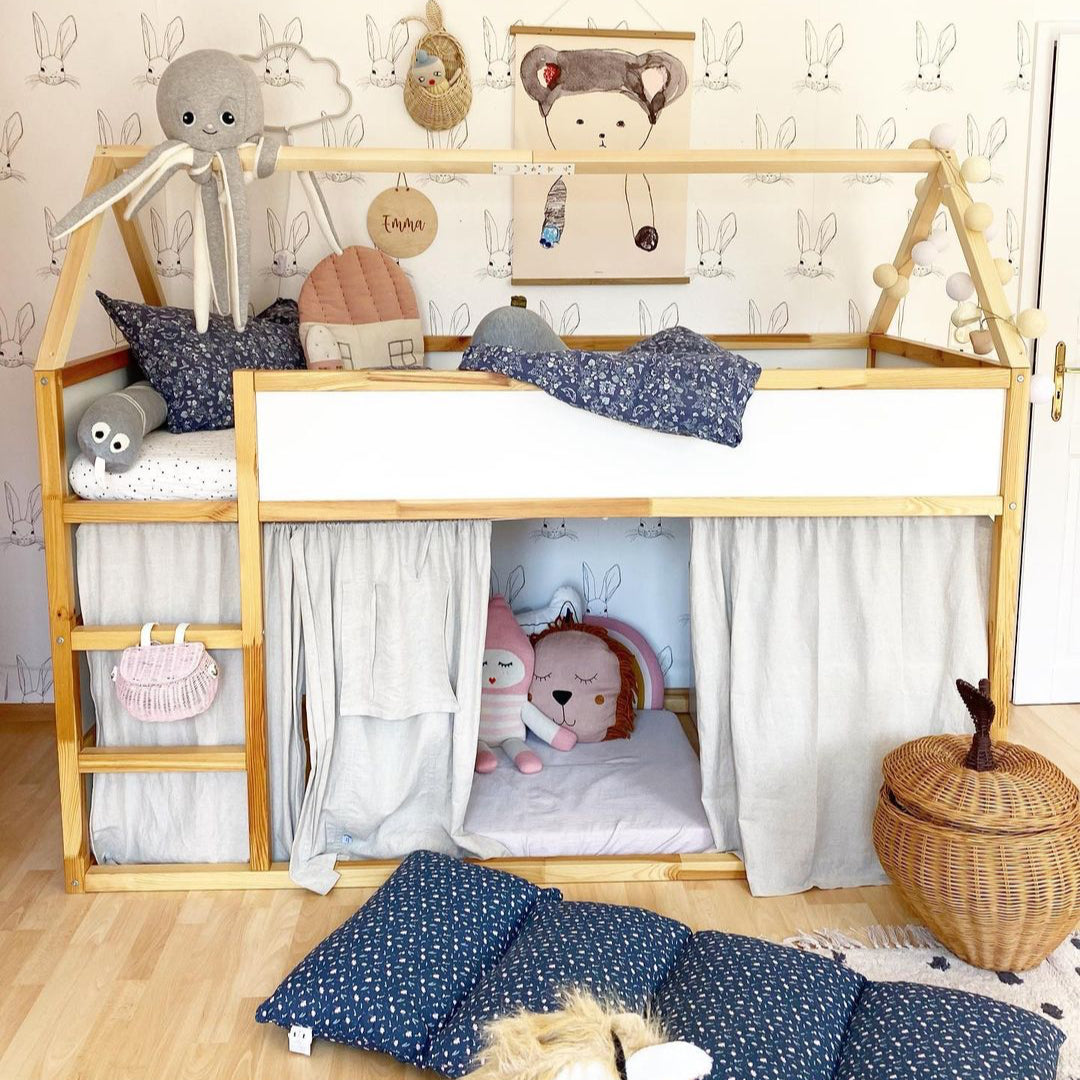 Kura als Hochbett mit grauem Vorhang und Spitzdach