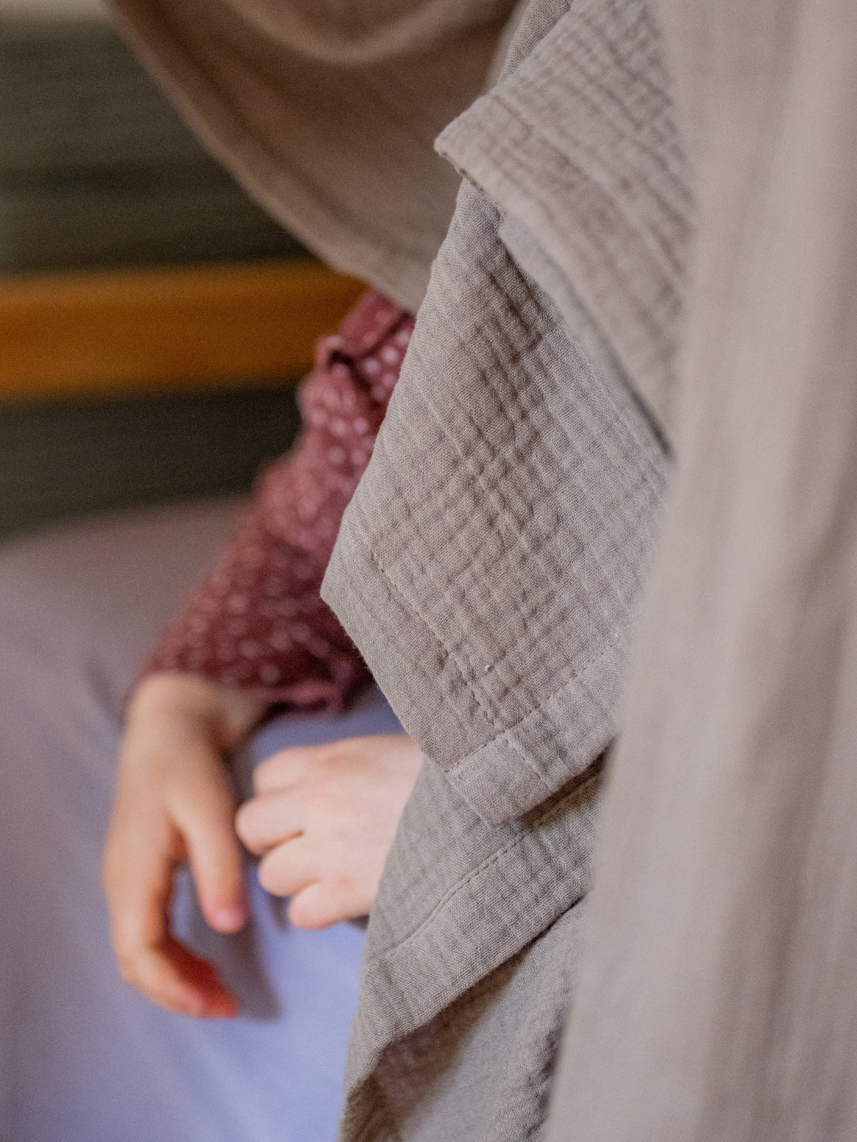 Detailansicht von einem Kura Bett Vorhang aus Musselin.