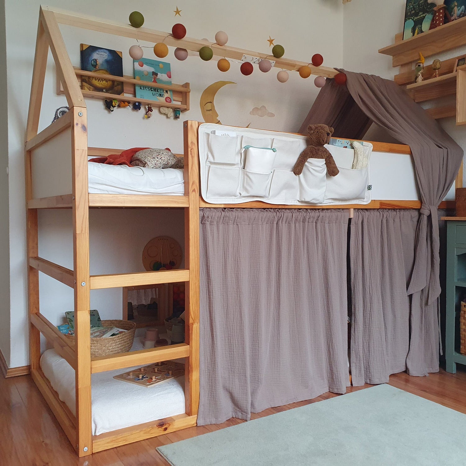 IKEA Kura Bett als Hausbett mit Dachstuhl, Baldachin und Vorhängen aus Musselinstoff.