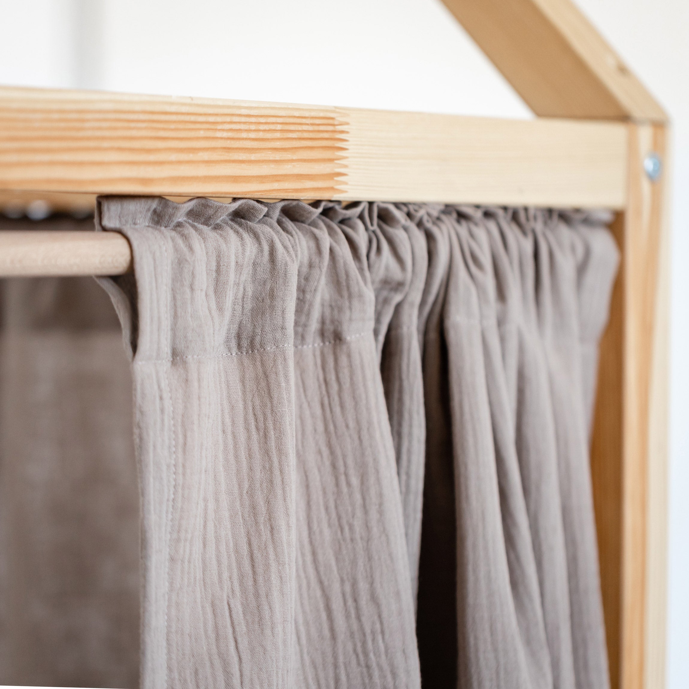 Detailansicht von Kura Bettvorhang aus Musselinstoff.