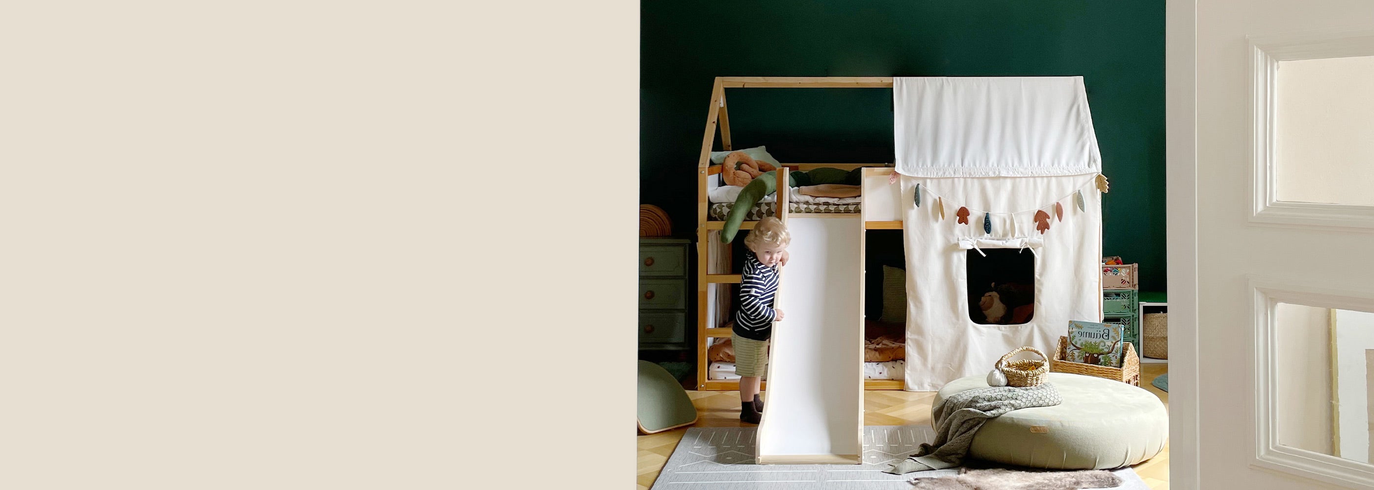 IKEA Kura Bett mit Kura Zubehör in einem Kinderzimmer.