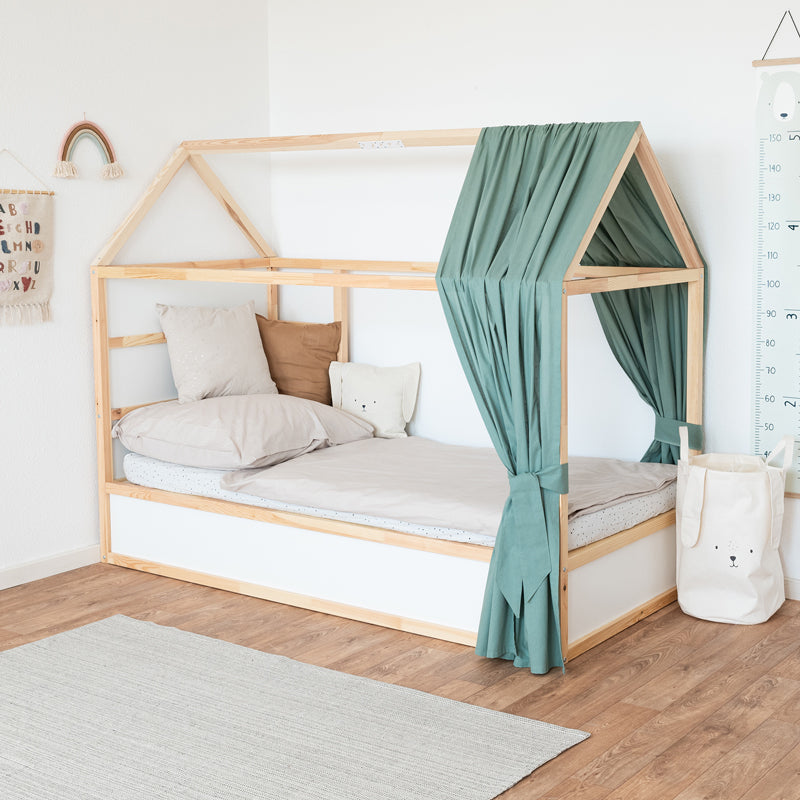 Grüner Baldachin auf Kura Hausbett