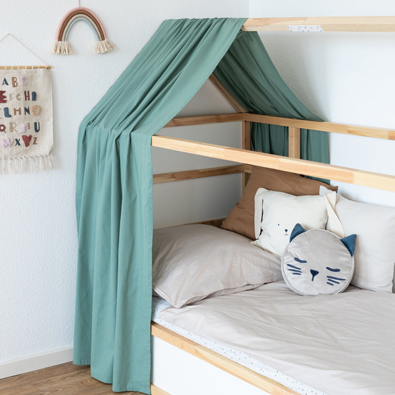 Detailansicht eines Baldachins aus Baumwolle auf einem Ikea Kura Kinderbett