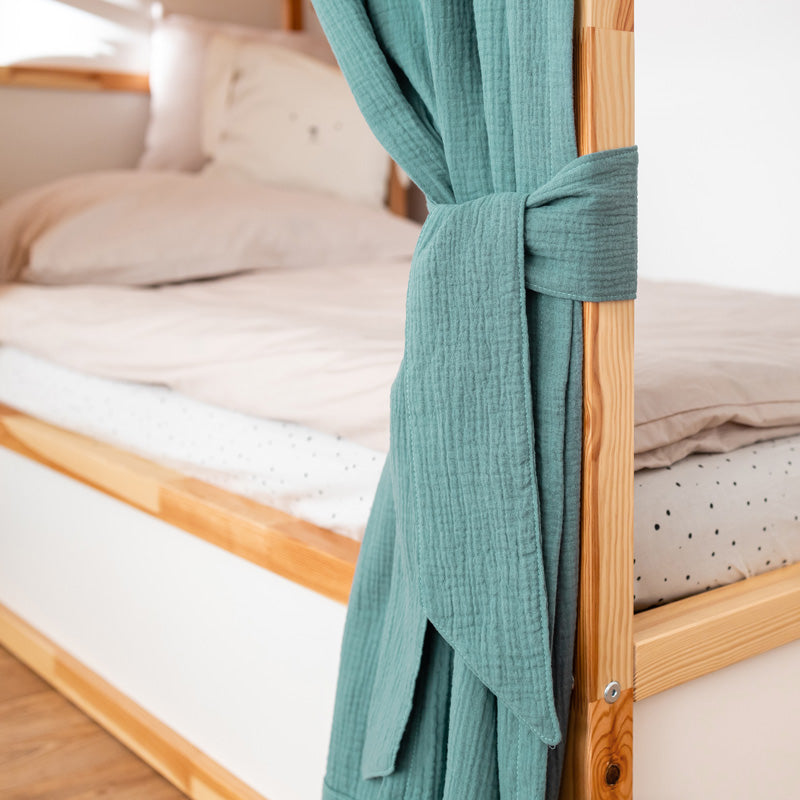 Kura Baldachin aus grünem Musselin.