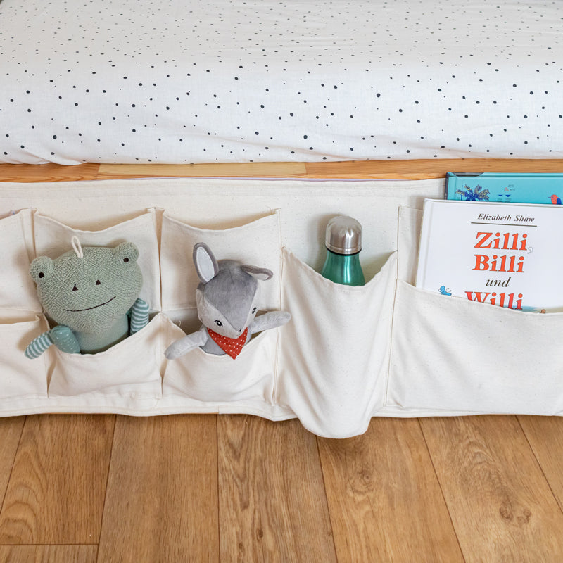 Detailansicht einer textilen Aufbewahrungstasche für das IKEA Kura Bett.
