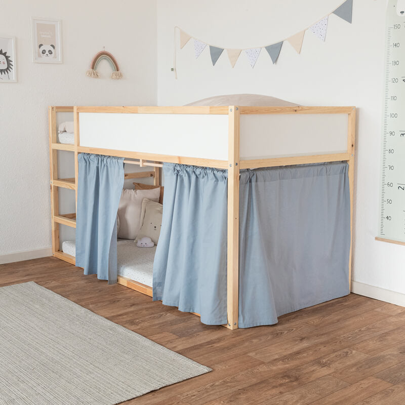 Komblett mit blaugrauen Vorhängen ausgestattetes Kura Kinderbett von Ikea - Vorhang an der Leiterseite ist aufgezogen