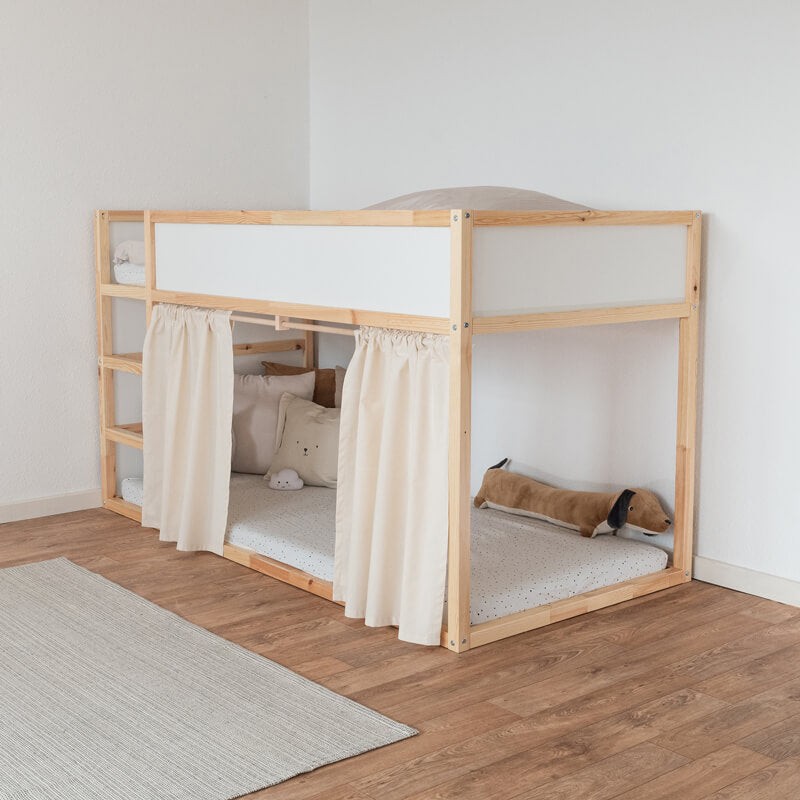 Ikea Hochbett mit Leiter und Vorhängen, die an hölzernen Vorhangstangen befestigt sind