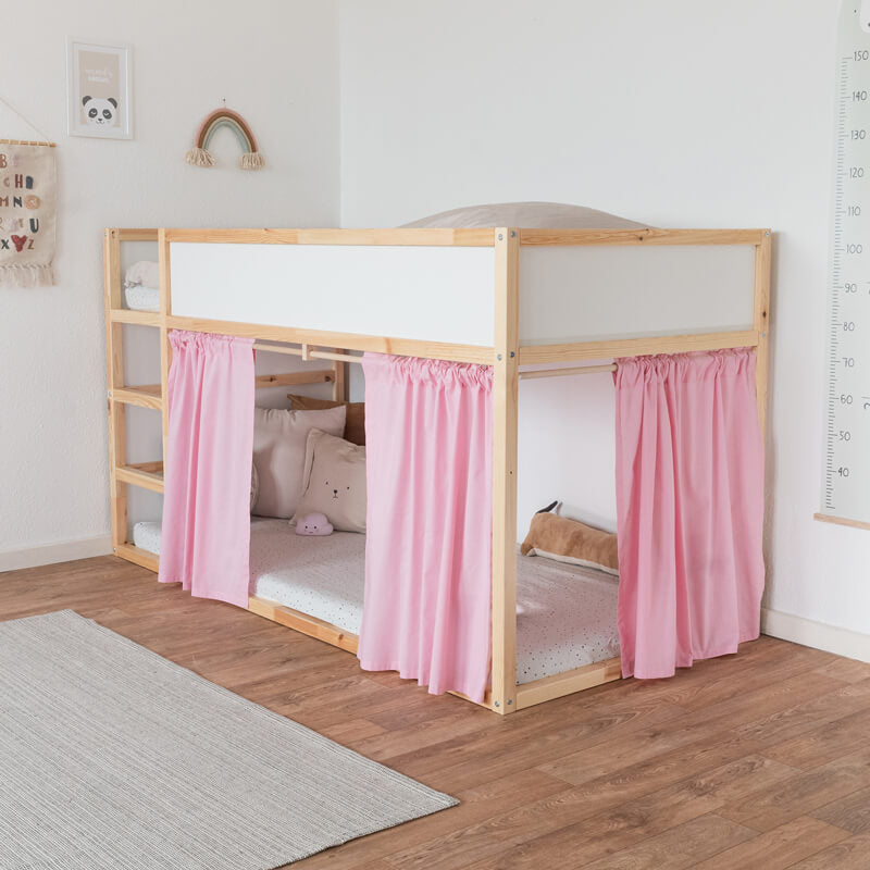 Kura Kinderbett als Hochbett mit Spielbereich - an der Vorder- und Sirnseite sind rosa Vorhänge angebracht