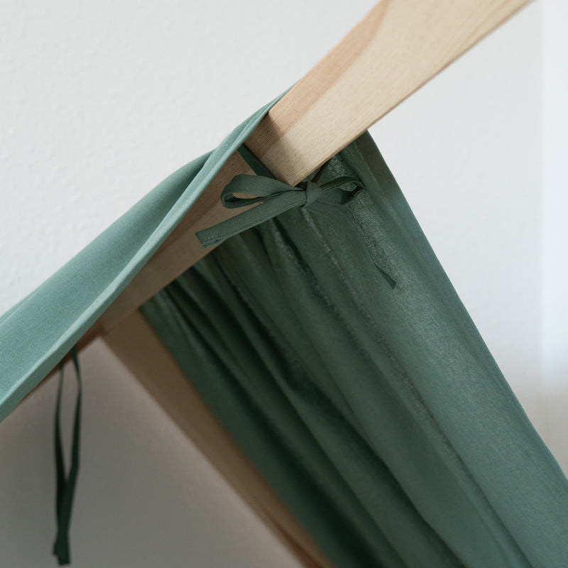Baldachin an einem Kura Bett Dach befestigt