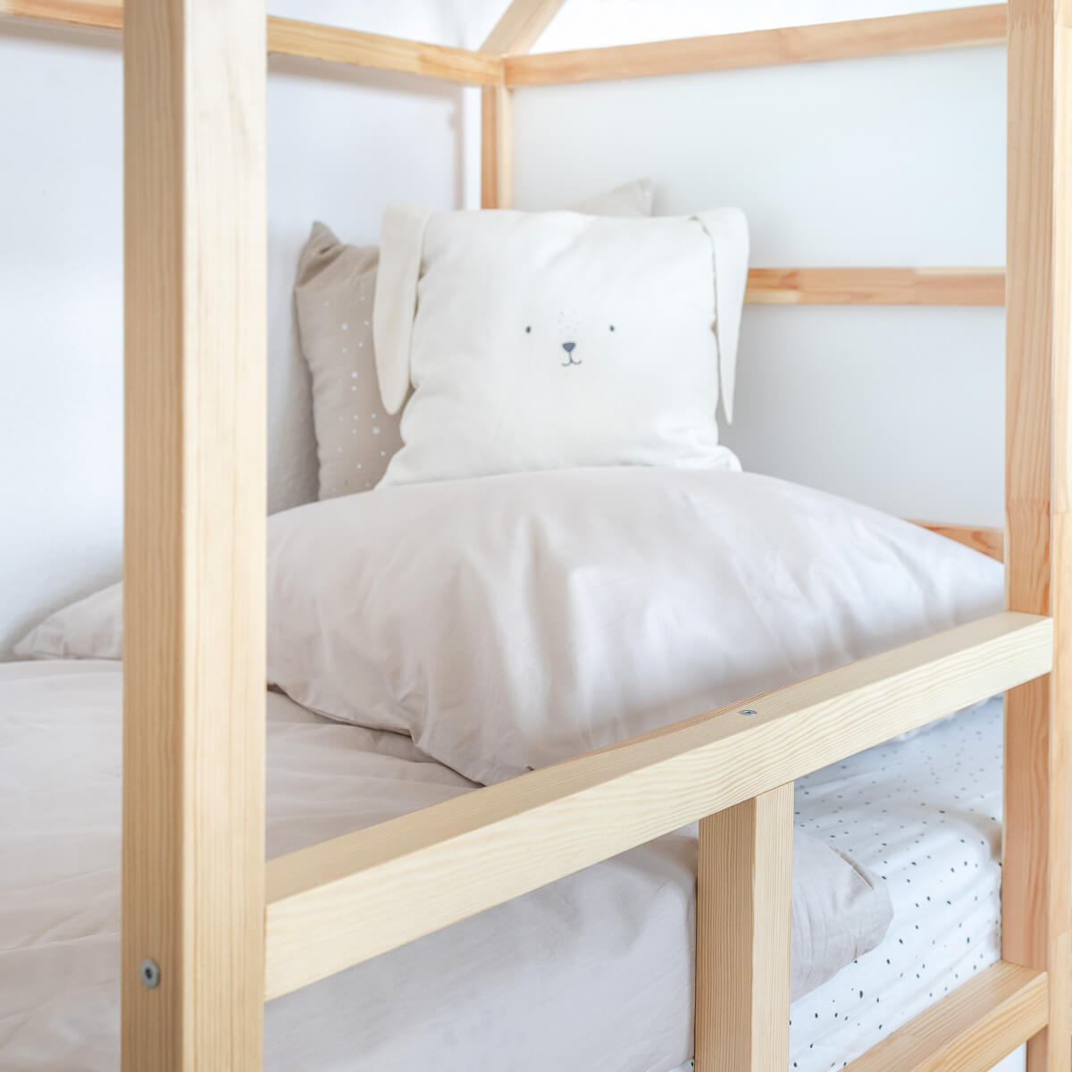 Detailansicht von einem Rausfallschutz für das Ikea Kura Kinderbett