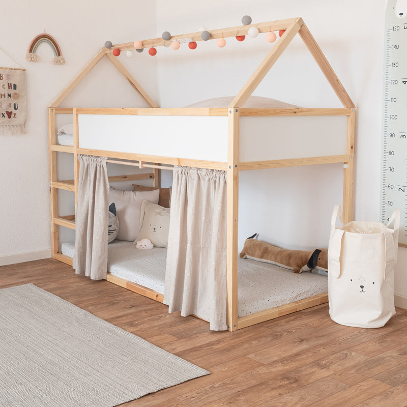 Kura Bett als Ikea Hausbett mit Dach, Vorhängen und Cotton Ball Lichterkette