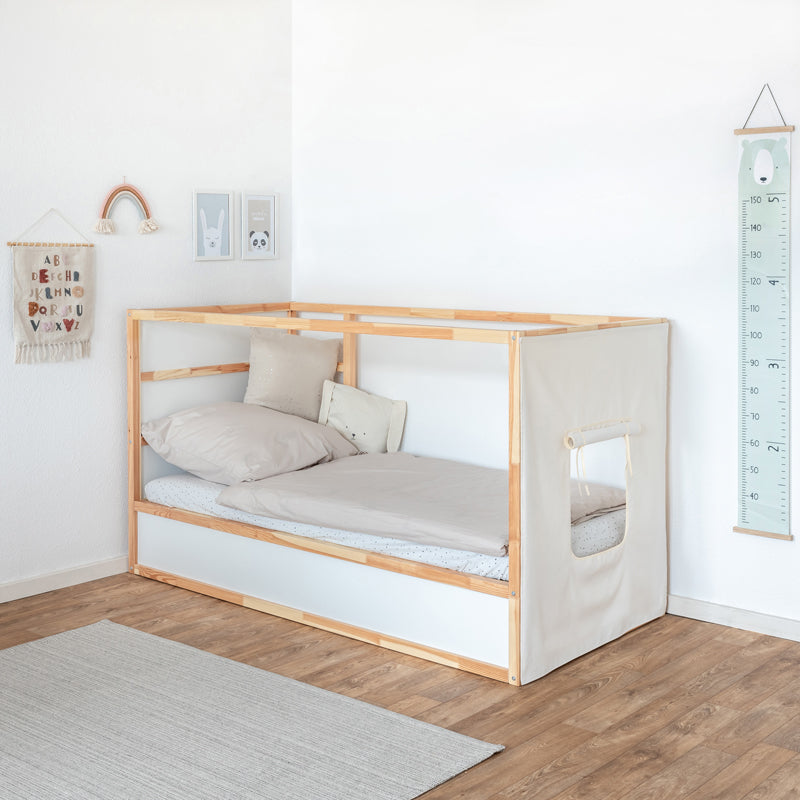 IKEA Kura Bodenbett mit Hausbett Vorhang mit eckigem Fenster.