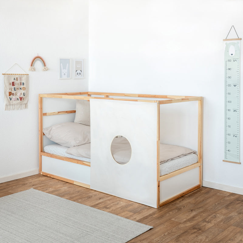 IKEA Kura Hausbett mit Vorhang aus Stoff mit rundem Fenster.