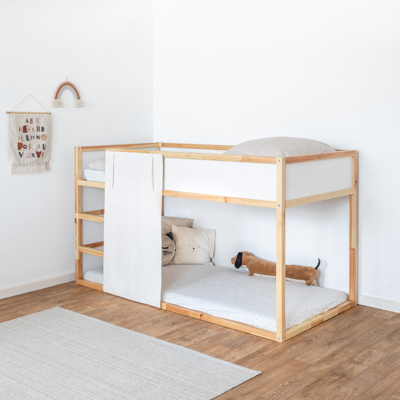 IKEA Kura Hausbett mit Stoffvorhang.
