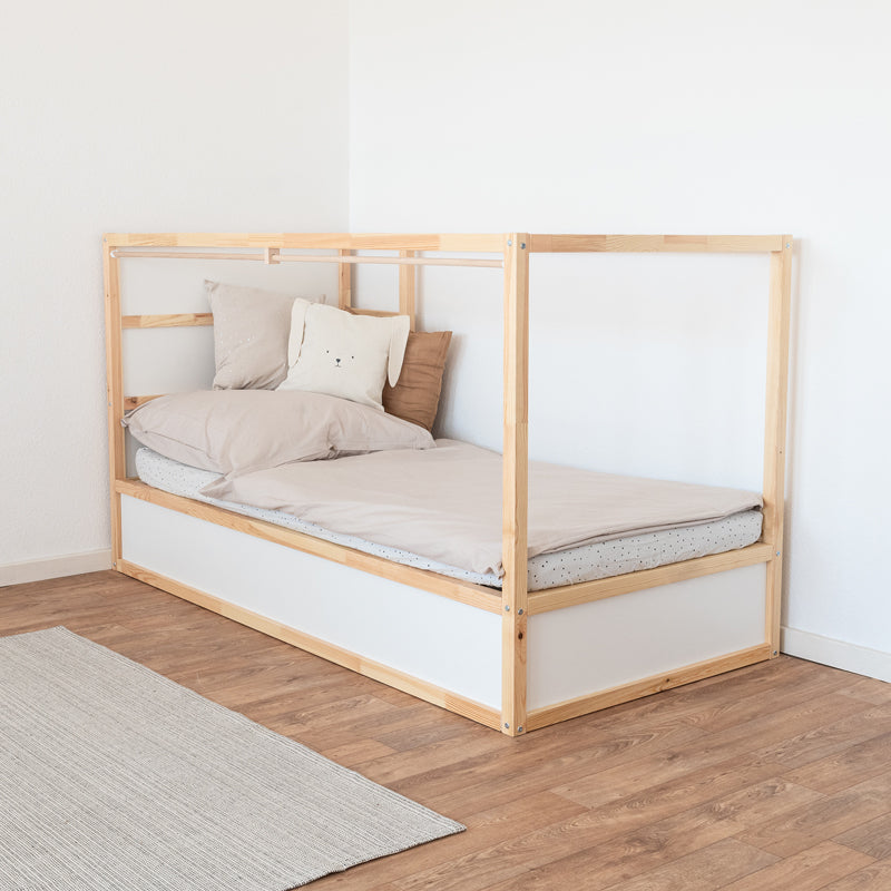 Die Vorderseite eines Ikea Kinderbettes mit Vorhangstange