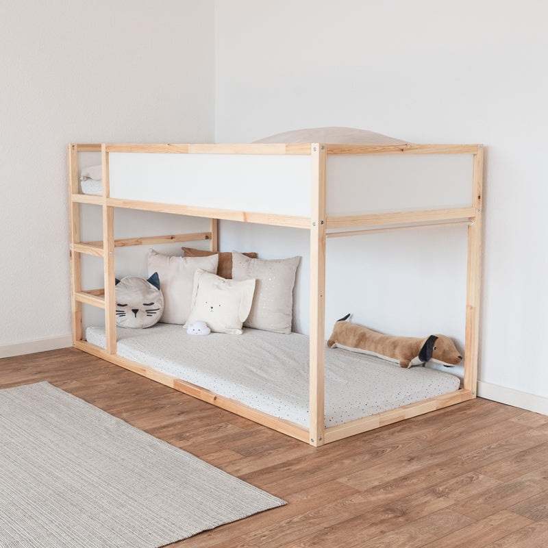 Kura Kinderbett als Hochbett mit einer an der Stirnseite des Betts befestigten Vorhangstange