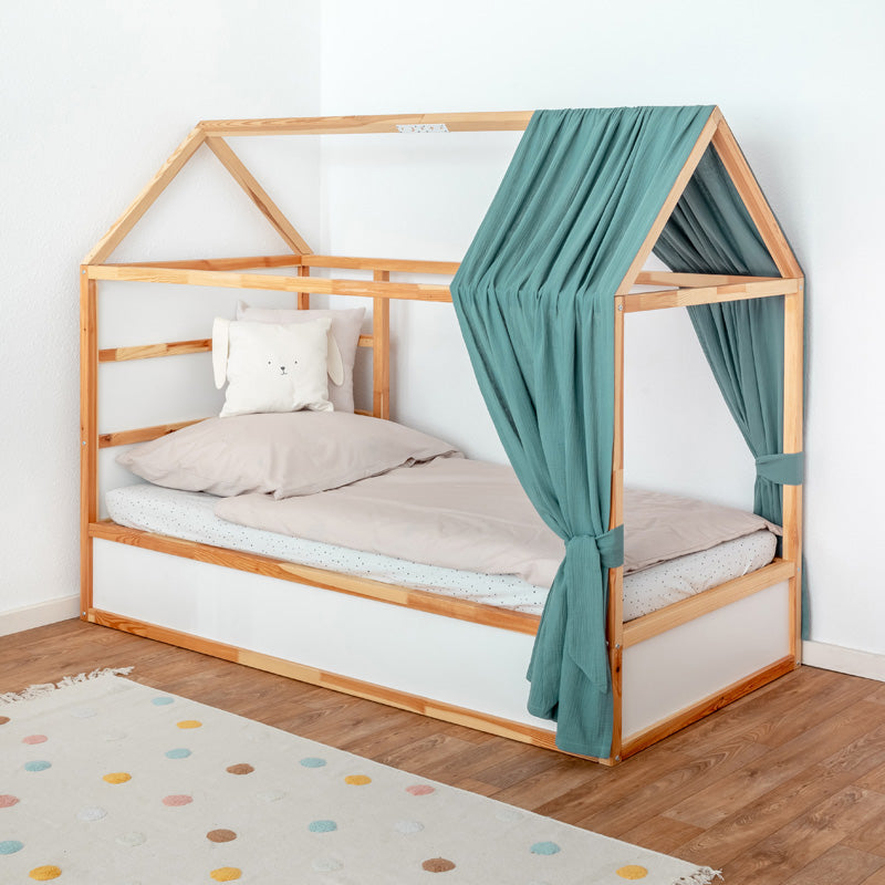 IKEA Kura Hausbett mit Dachgerüst und grünem Baldachin aus Musselinstoff.