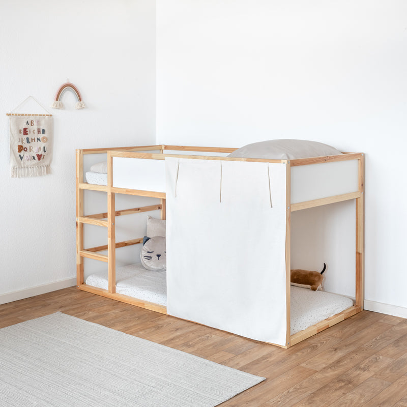 IKEA Kura Bett als Hochbett mit Hausbett Seitenteil aus Stoff.