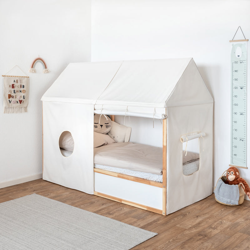 IKEA Kura Hausbett mit Stoffvorhängen.