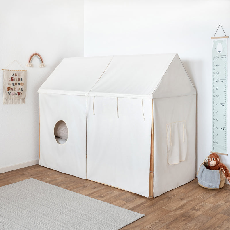IKEA Kura Bett als Hausbett mit Vorhängen aus Stoff.
