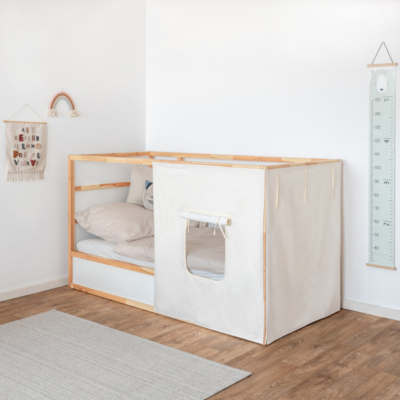IKEA Kura Bett als Hausbett mit Stoffvorhang.