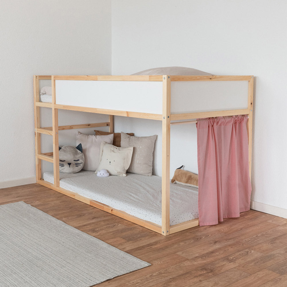 Ansicht der Stirnseite eines Kura Betts mit einem pink farbenden Vorhang